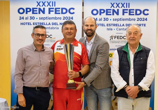 Óscar Pérez, delegado de ONCE en Cantabria; Gavril Draghici, que recoge el trofeo de vencedor; Marco Pérez, técnico de Turismo de Arnuero, y Carlos Cabanzón, gerente del Hotel Estrella del Norte