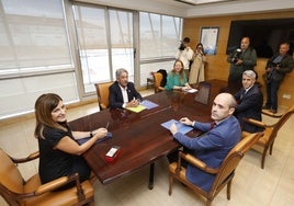 La presidenta Buruaga, en la mesa del Consejo de Gobierno junto a Revilla, Díaz, Zuloaga y Alonso.