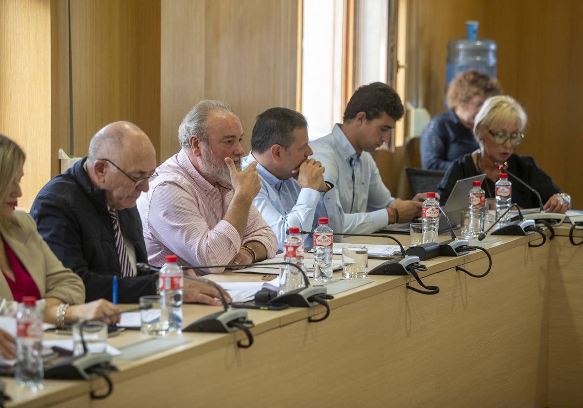 La concejala de Movilidad y Urbanismo, Jezabel Tazón, a la derecha, toma la palabra durante la proposición para prorrogar el contrato de transporte público, este martes, junto a concejales del equipo de gobierno y la oposición, en Torrelavega.