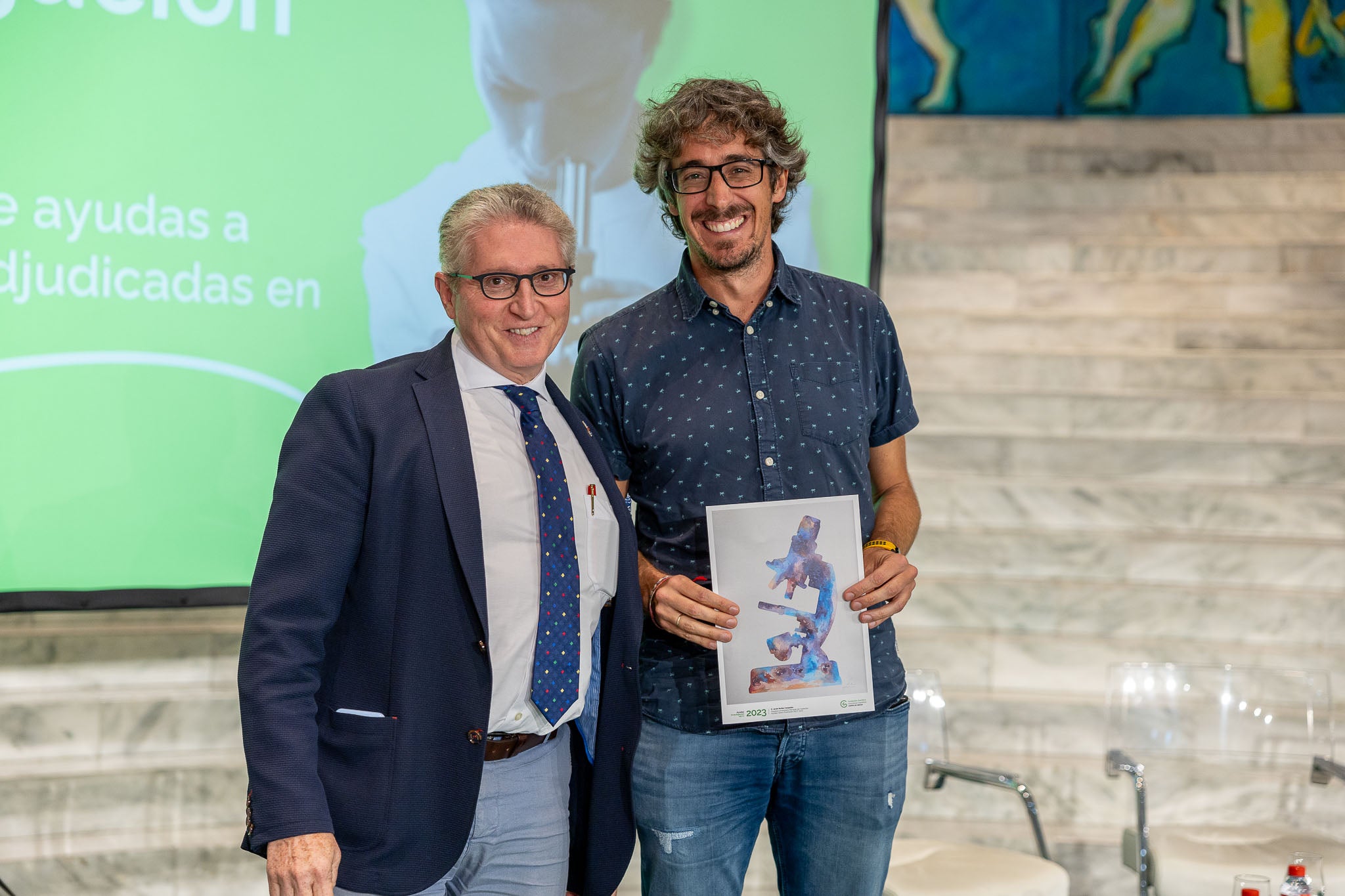 Pedro Prada entrega el diploma conmemorativo a Javier Núñez.