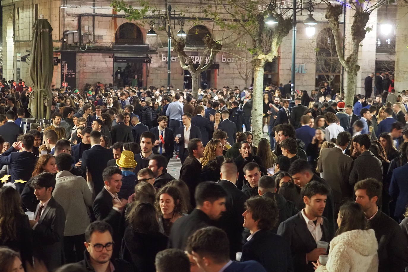 Cientos de jóvenes, durante la pasada Nochevieja, en la zona de Cañadío.