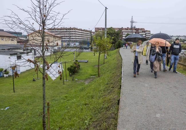 A la cita acudieron algunos vecinos de la zona, pese a que el día no invitaba a pasear