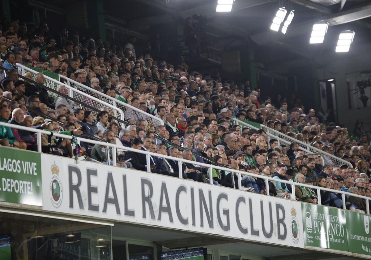 Tribuna Oeste de los Campos de Sport en el partido frente al Cartagena.