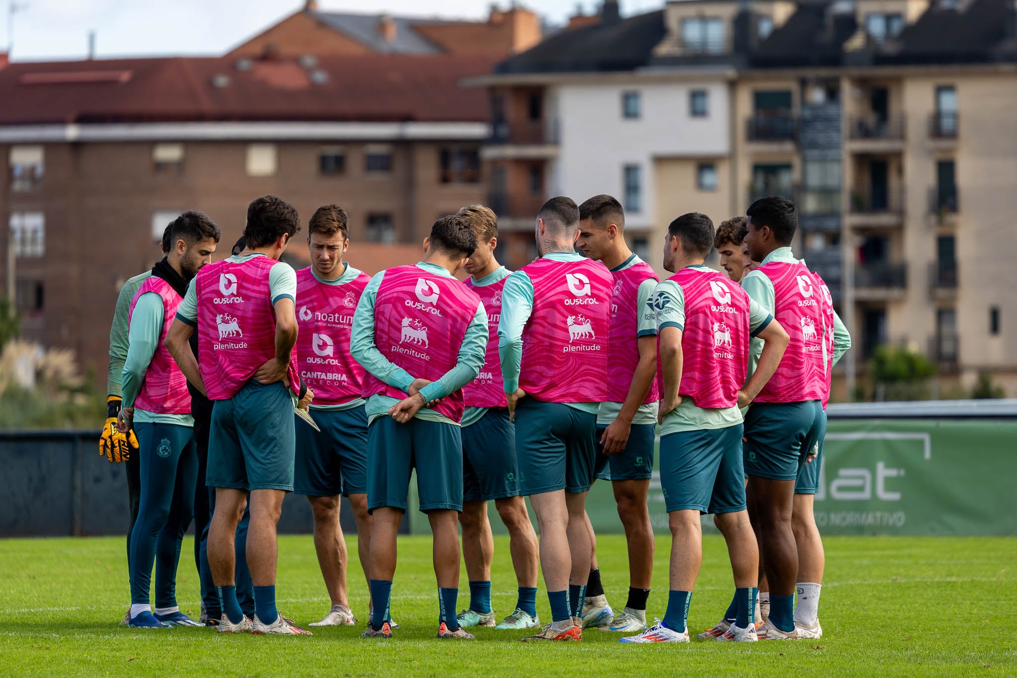 Un grupo de futbolistas recibe instrucciones de José Alberto. 