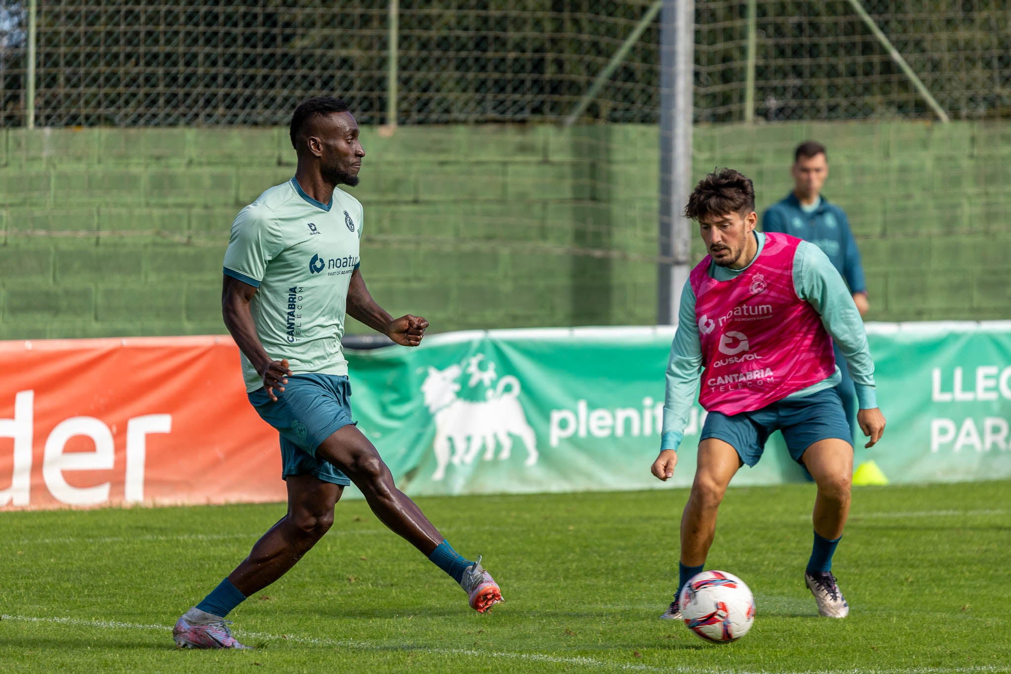 Lago Junior pasa el balón ante la presión de Unai Vencedor. 