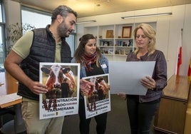 El alcalde, Joaquín Arco, junto a la vocal de la Junta Vecinal de Anero, Lorena Gallego y la consejera, María Jesús Susinos.