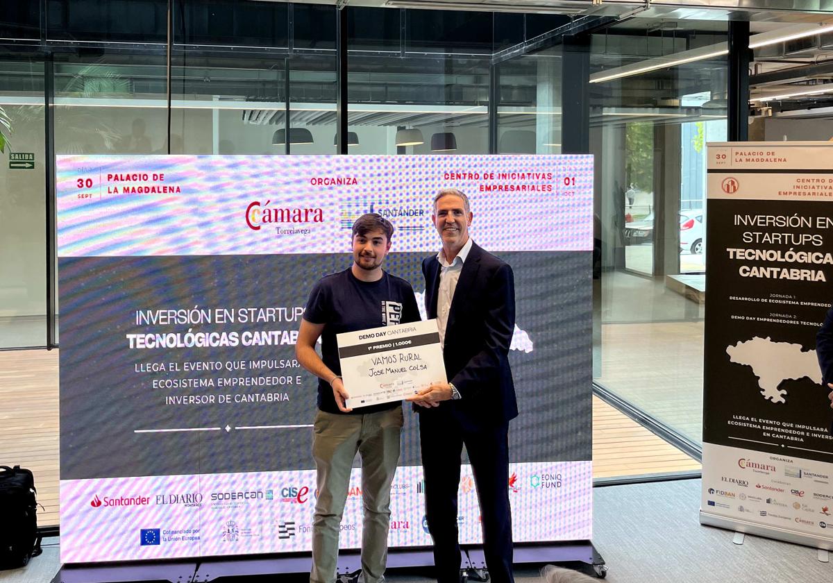 José Manuel Colsa recibió el premio de manos de Carlos Augusto Carrasco, presidente de Cámara Torrelavega