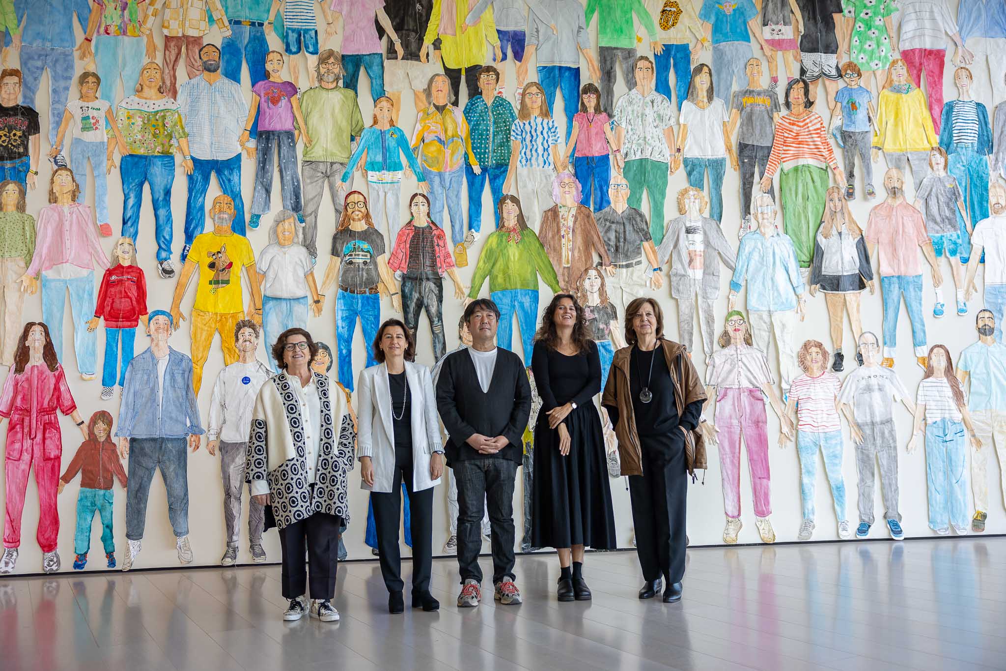 El artista Shimabuku en la presentación de la exposición estuvo acompañado por Begoña Guerrica-Echevarría, Fátima Sánchez, Bárbara Rodríguez Muñoz y María José Salazar.