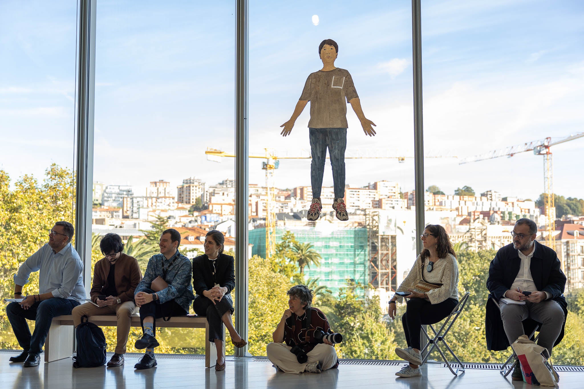 Una de las obras más destacadas es su propia figura convertida en cometa. Con ella, que se puede ver en esta muestra, inició un proyecto 'Flyng Me' que ha continuado en Santander.