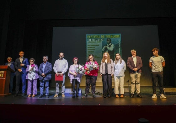 Familiares, autoridades y amigos de Benito Díaz recuerdan y reciben un obsequio durante el homenaje, este jueves, en Torrelavega.