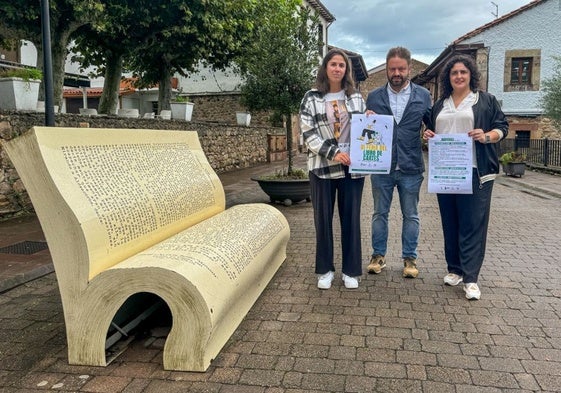 De izquierda a derecha, Cristina Hermosa, concejal de Cultura, David López, escritor local, y Lorena Cueto, primer teniente de alcalde de Cartes.