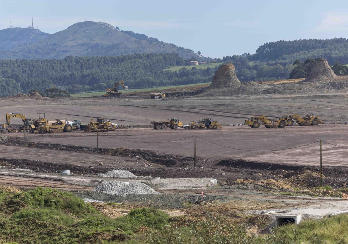 Las máquinas, trabajando sobre el terreno en La Pasiega este viernes, 4 de octubre