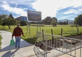 Un vecino camina frente a la finca del Conservatorio, donde permanece la infografía del proyecto.