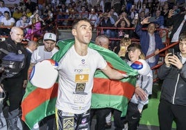 Sergio García, 'El Niño', envuelto en la bandera de Torrelavega en el Vicente Trueba.