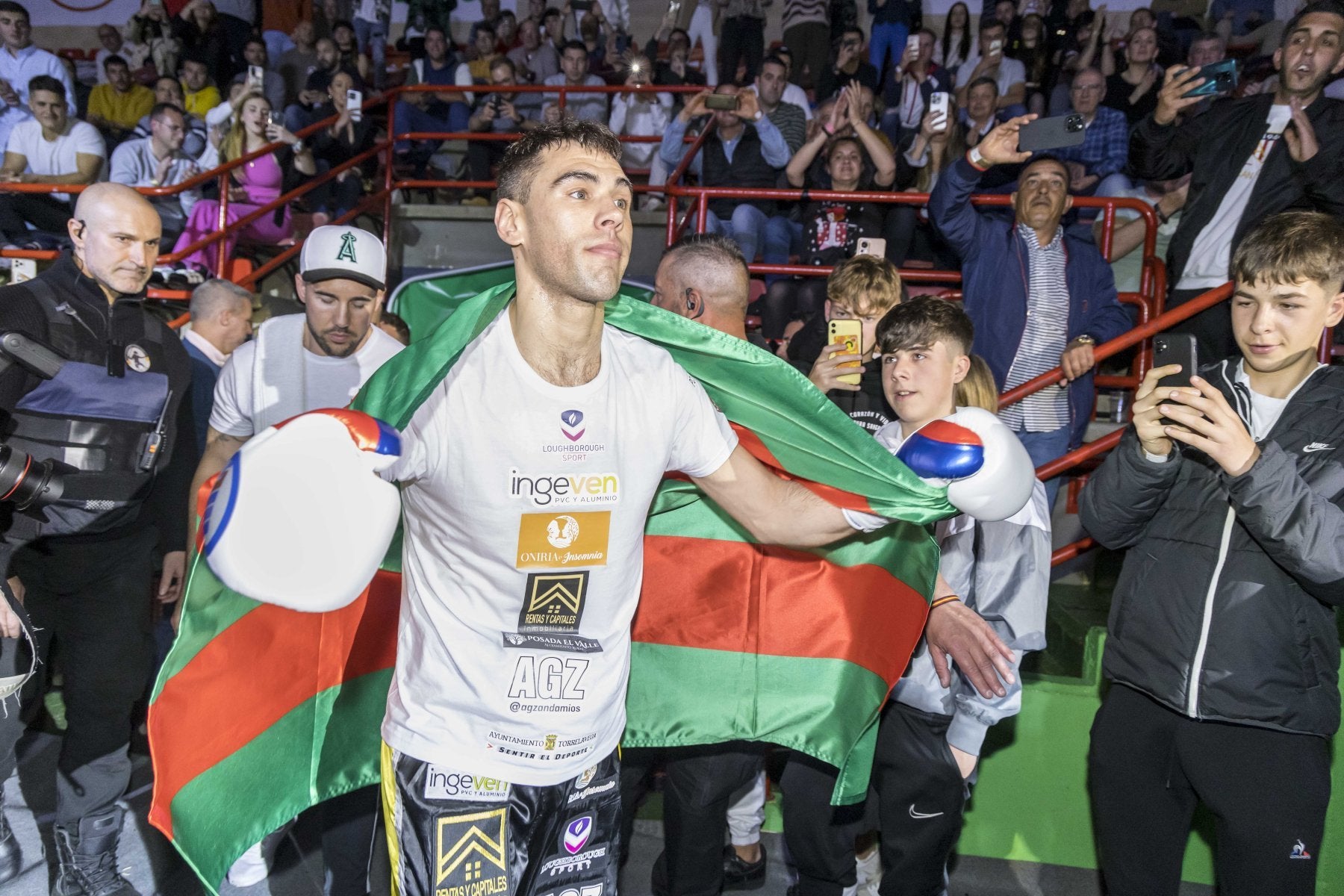 Sergio García, 'El Niño', envuelto en la bandera de Torrelavega en el Vicente Trueba.