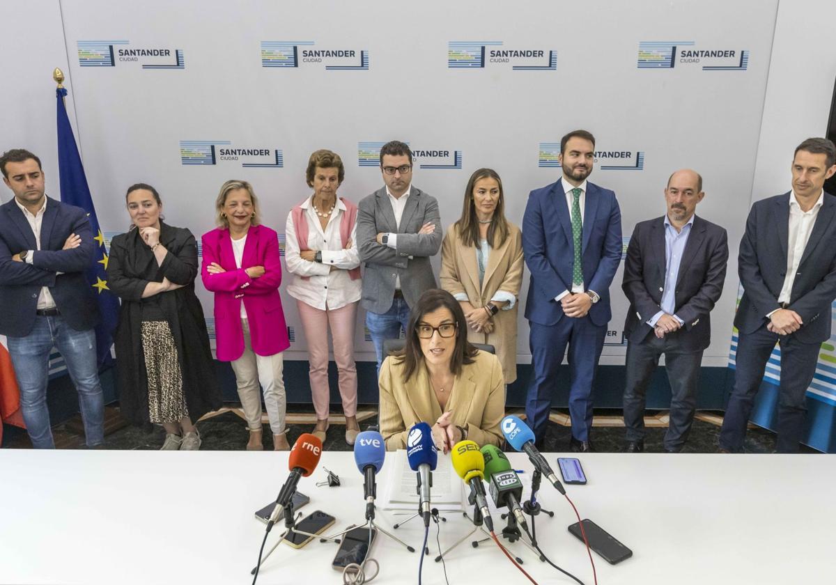 La alcaldesa de Santander, Gema Igual, haciendo balance del primer año de legislatura, acompañada de –de izquierda a derecha– Fran Arias, Noemí Méndez, Isabel Gómez-Barreda, Beatriz Pellón, Daniel Portilla, Zulema Gancedo, Javier García, Álvaro Lavín y Eduardo Castillo.