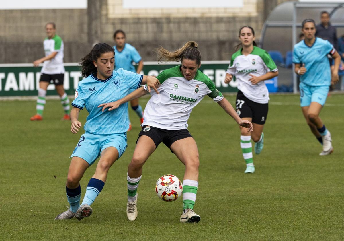 Sandra, del Racing, protege el balón ante una rival del Athletic B.