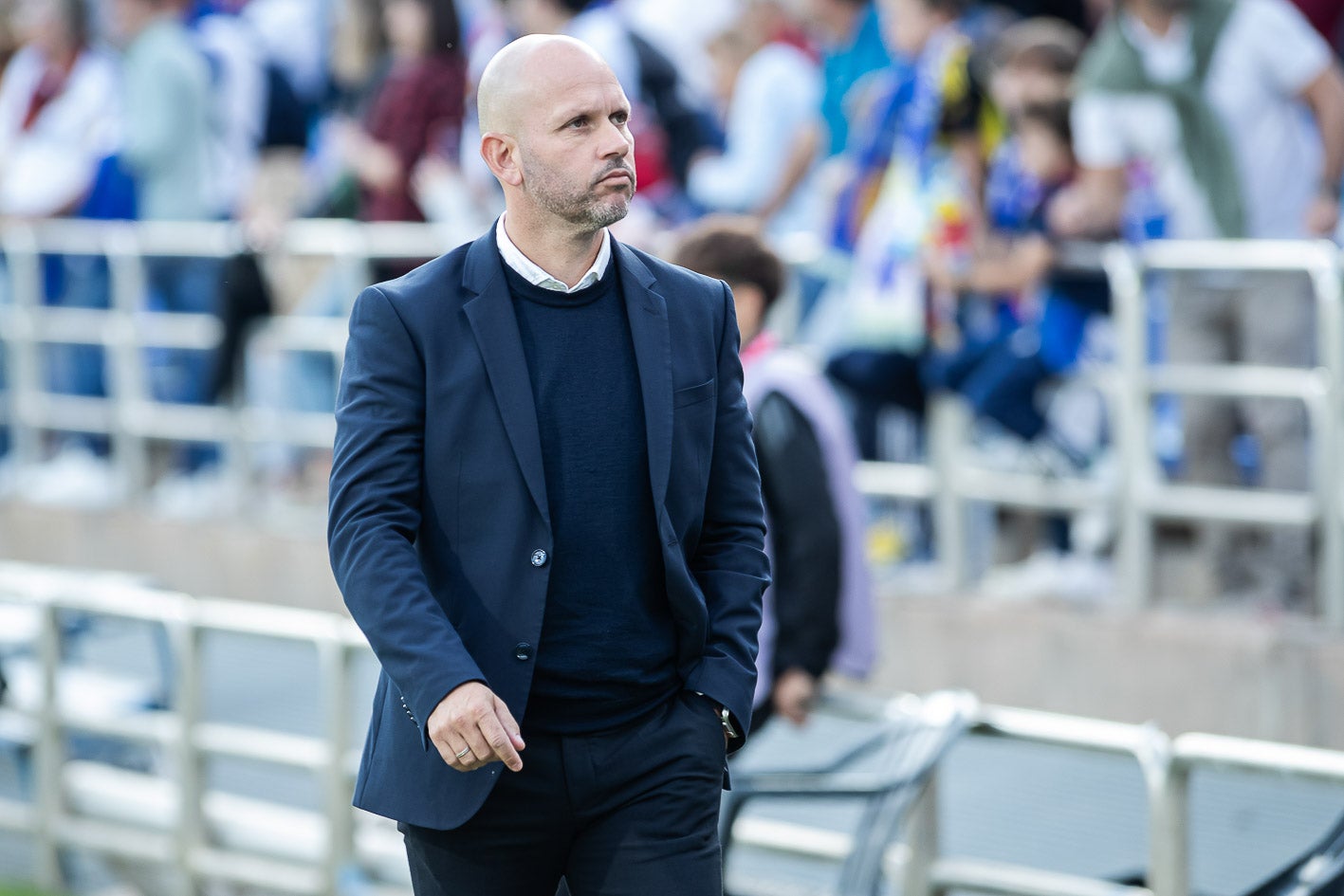 José Alberto camina al banquillo verdiblanco en el estadio zaragozano.