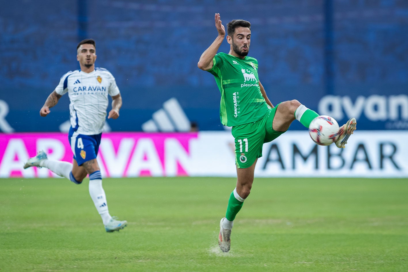 Andrés Martín baja la pelota con la pierna izquierda