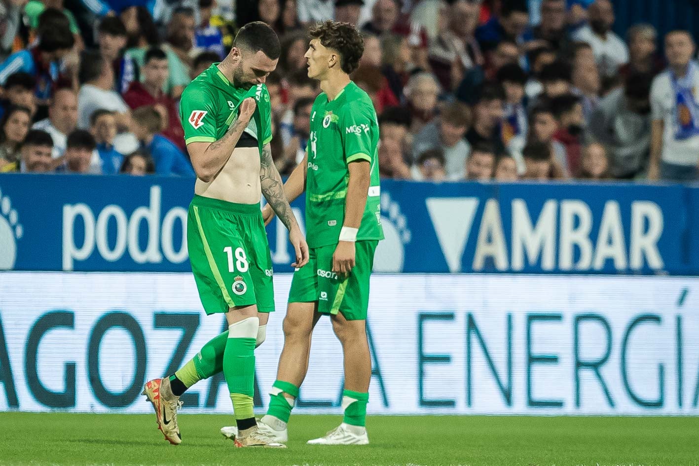 Manu Hernando, cabizbajo tras su expulsión por doble amarilla. 