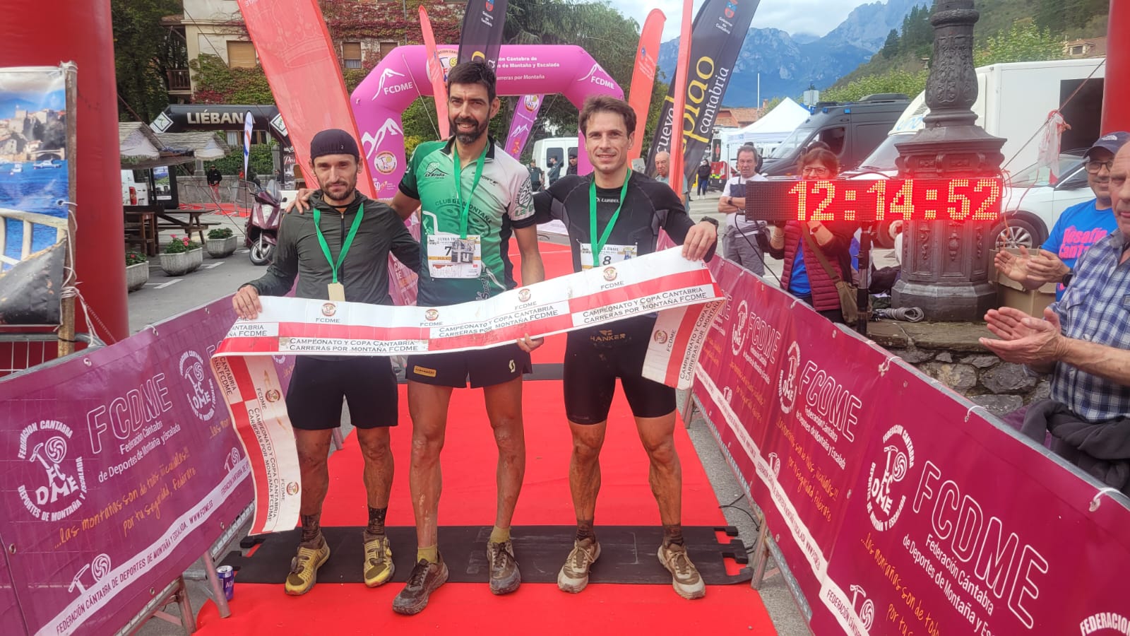 Los tres ganadores de la ultra-trail Desdafío Cantabria en la meta de Potes