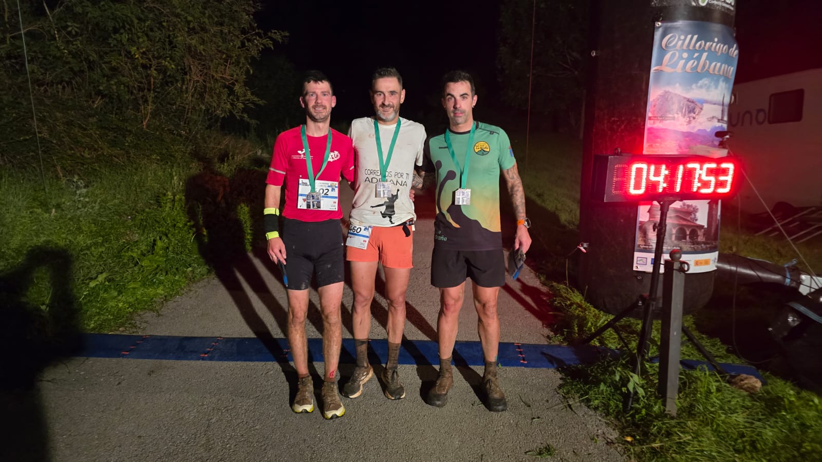 Los tres ganadores del trail nocturno en la meta de Lebeña