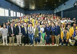 Foto de familia de los miembros de las cofradías, los nuevos cofrades y autoridades.