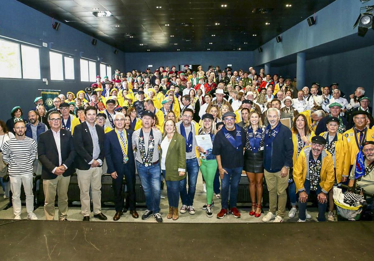 Foto de familia de los miembros de las cofradías, los nuevos cofrades y autoridades.