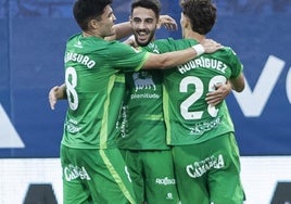 Aldasoro, Andrés Martín y Pablo Rodríguez celebran el primer tanto racinguista en Zaragoza.