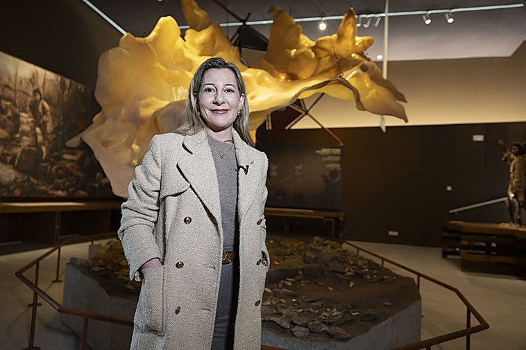 Eva García Sáenz de Urturi en el Centro de Arte Rupestre Alberto I De Mónaco, en Puente Viesgo.