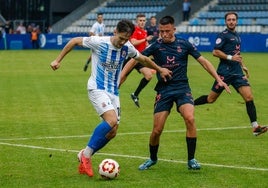 Chus Ruiz conduce el balón ante un rival del Avilés