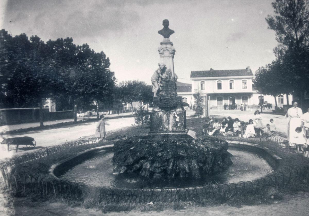 Imagen del monumento, instalado en 1907 en la Avenida del Cantábrico (hoy Menéndez Pelayo).