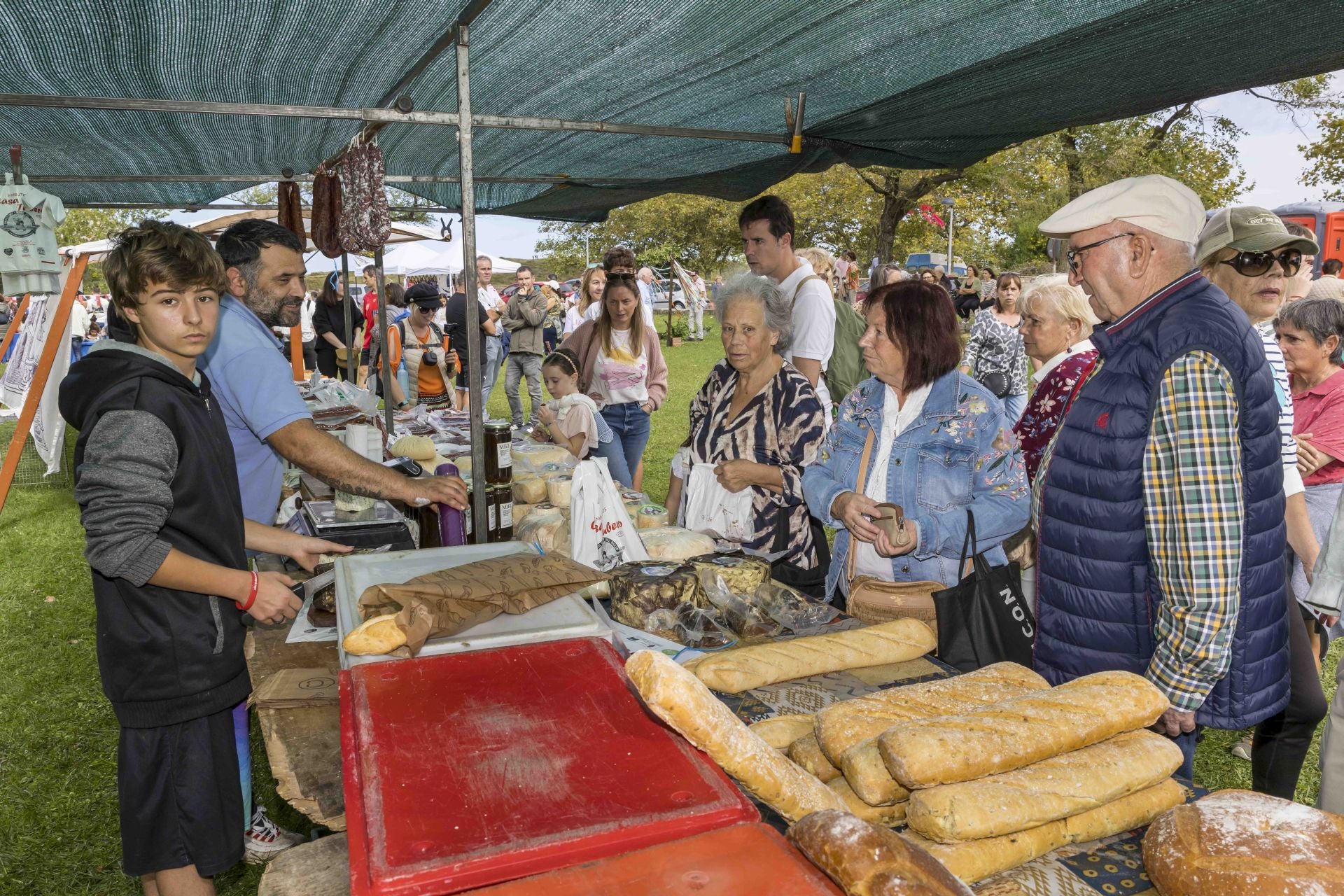 Tampoco han faltado los puestos de productos artesanales, como este de embutidos y quesos.