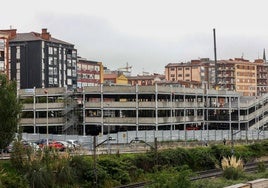 Obras de construcción del aparcamiento en altura de La Carmencita, ayer, en Torrelavega.