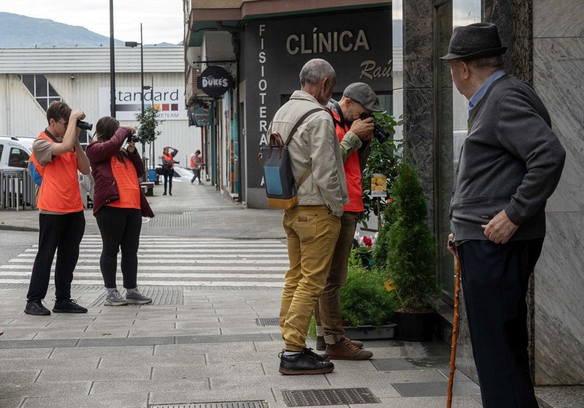 Dos concursantes realizan fotografías.