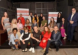 Foto de familia de presentación de la Gala Contra el Cáncer de Mama 2024. En primer término: Monty Lima, Rosa Casuso, Óscar Sua, Marta Gómez y José Luis Callejo. En segunda fila: Sandra Alonso, María Jesús Gil, Raquel Menezo, María Luz Fernández, Zulema Gancedo, Martín Vuelta, Carolina Mier, Rosa Saiz, David Bárcena, Mariluz López, Carolina Entrecanales y Miguel Rincón.