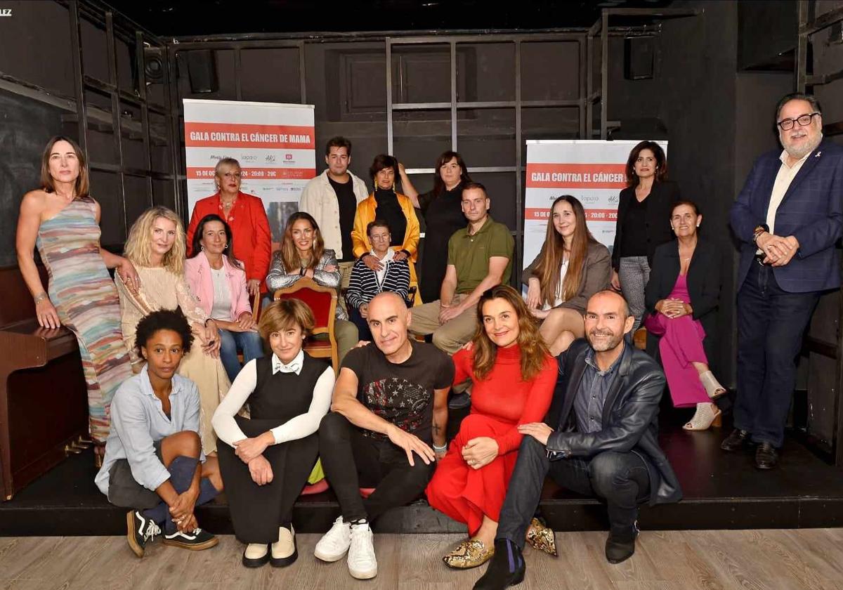 Foto de familia de presentación de la Gala Contra el Cáncer de Mama 2024. En primer término: Monty Lima, Rosa Casuso, Óscar Sua, Marta Gómez y José Luis Callejo. En segunda fila: Sandra Alonso, María Jesús Gil, Raquel Menezo, María Luz Fernández, Zulema Gancedo, Martín Vuelta, Carolina Mier, Rosa Saiz, David Bárcena, Mariluz López, Carolina Entrecanales y Miguel Rincón.