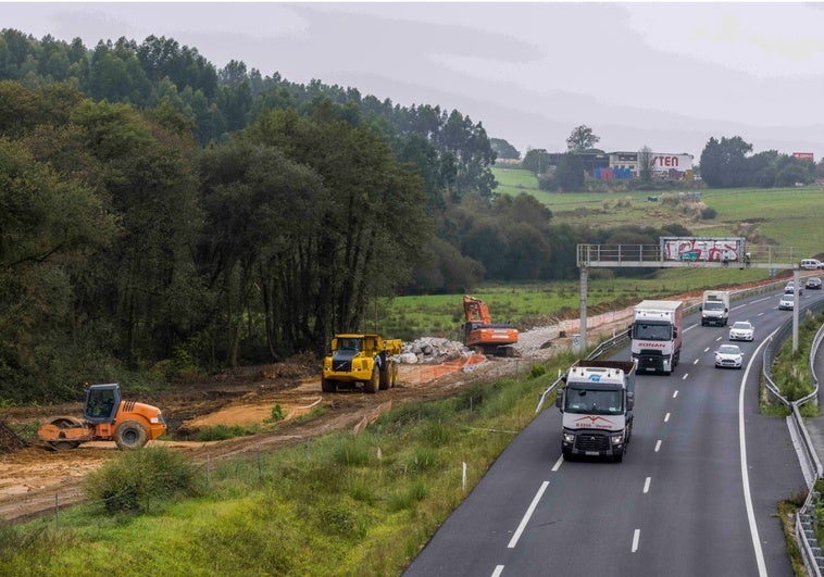 Máquinas trabajando en el margen de la autovía en sentido Torrelavega-Santander en la zona de Gornazo