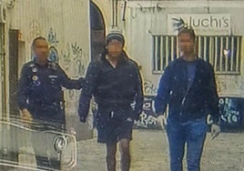 Un agente de la Policía Local y de la Guardia Civil trasladan al detenido.