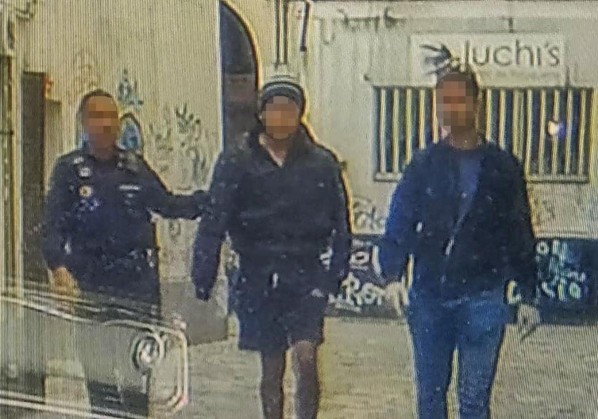 Un agente de la Policía Local y de la Guardia Civil trasladan al detenido.