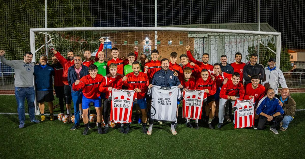 Los jugadores y técnicos del Selaya posan en El Castañal antes de un entrenamiento y de su viaje a La Coruña para enfrentarse al San Tirso.