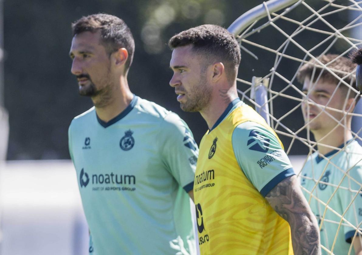 Pol Moreno, a la izquierda, y Manu Hernando, durante un entrenamiento en la Albericia.