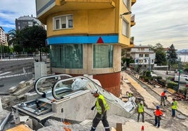 Varios operarios, esta mañana, trabajan en la instalación de las escaleras mecánicas entre Gamazo y Reina Victoria.