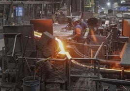 Trabajadores en una planta industrial de Cantabria.