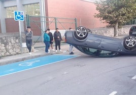 El coche quedó volcado en mitad de la vía.