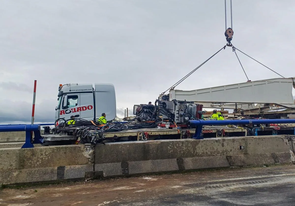 Continúa el trabajo para retirar el camión accidentado ayer en la A-67.