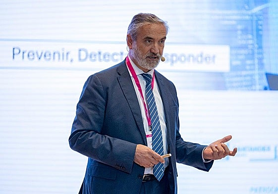 Luis Jiménez durante su ponencia.