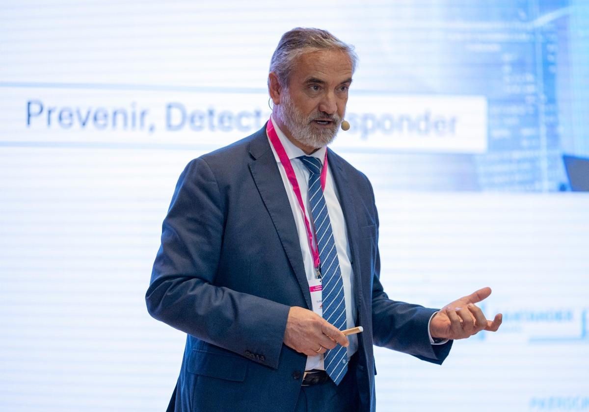 Luis Jiménez durante su ponencia.