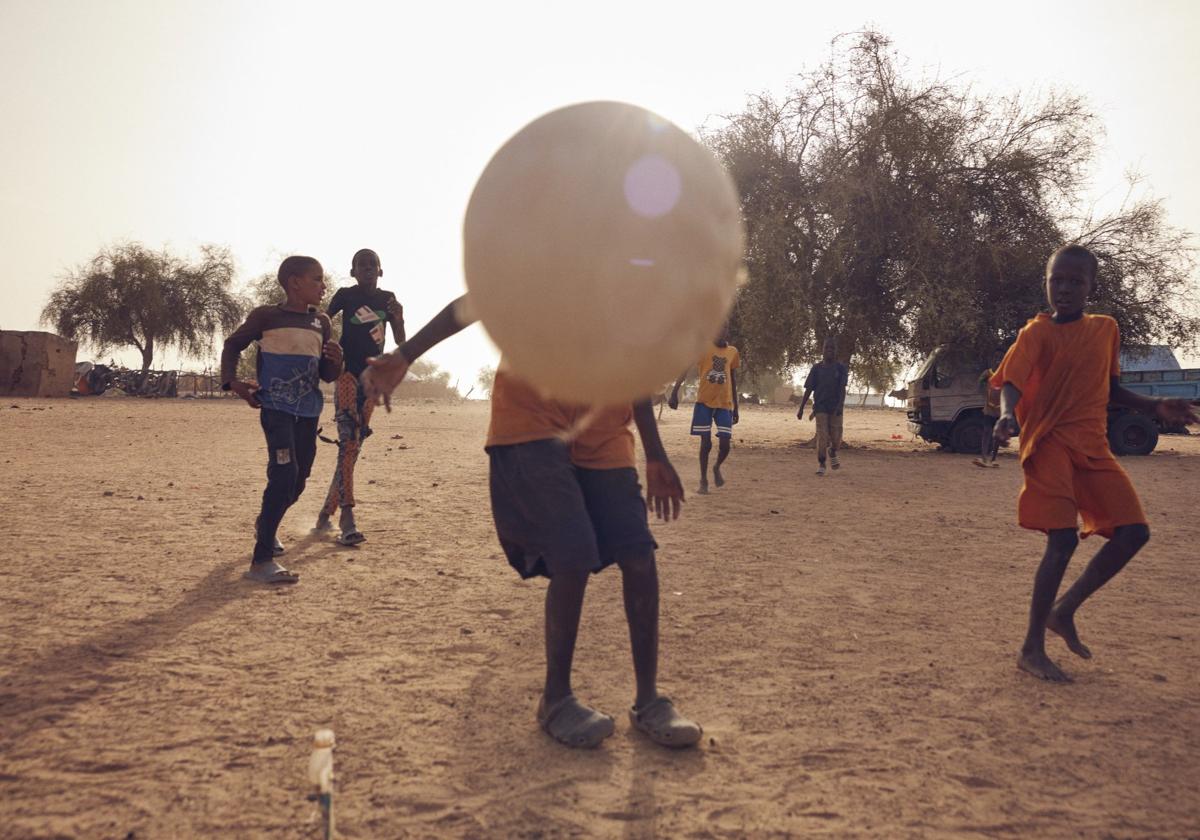 Un grupo de niños juega en una aldea de Mauritana.