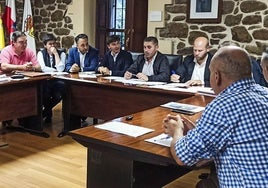 De izquierda a derecha, el alcalde de Miera, una edil de Liérganes, los regidores de Piélagos, Castañeda y Santiurde y el secretario de la entidad.